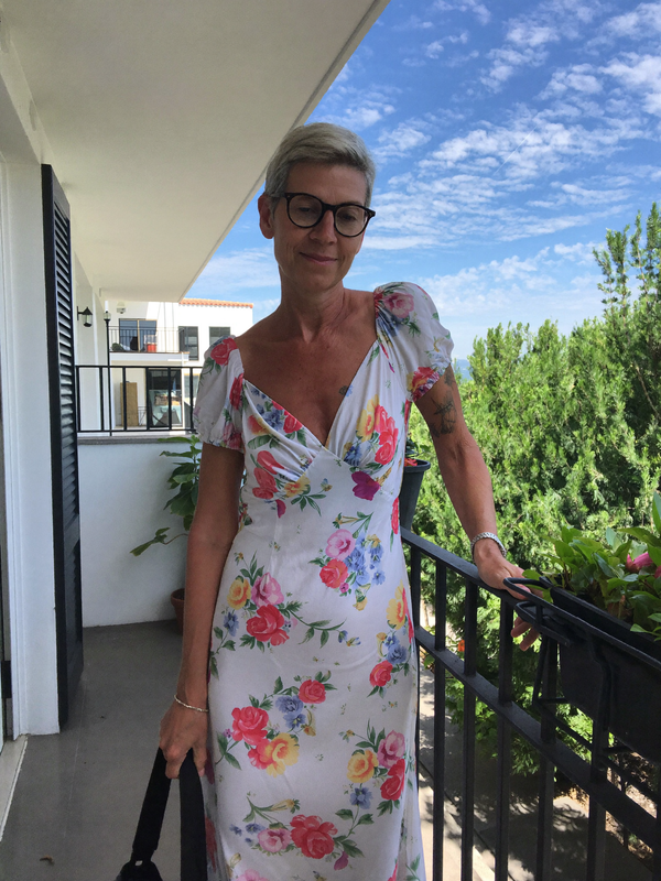 Kundin in geblümtem Sommerkleid