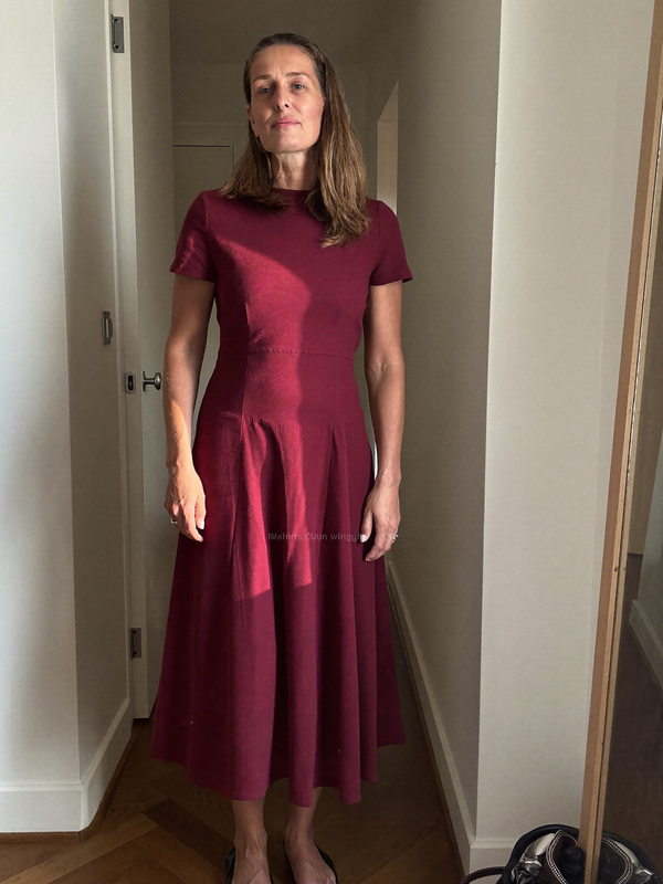 Kundin in bordeauxfarbenem Midikleid