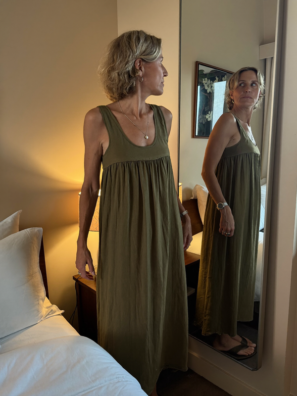 Kundin in olivgrünem Leinenkleid